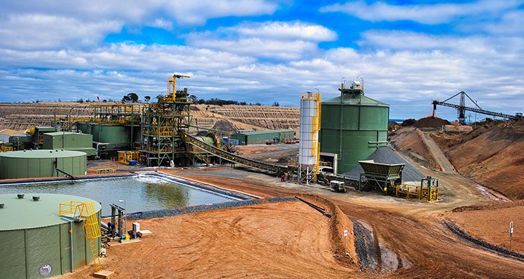SOLUÇÕES APLICADAS PARA  CONTROLE DE REJEITOS NA MINERAÇÃO​